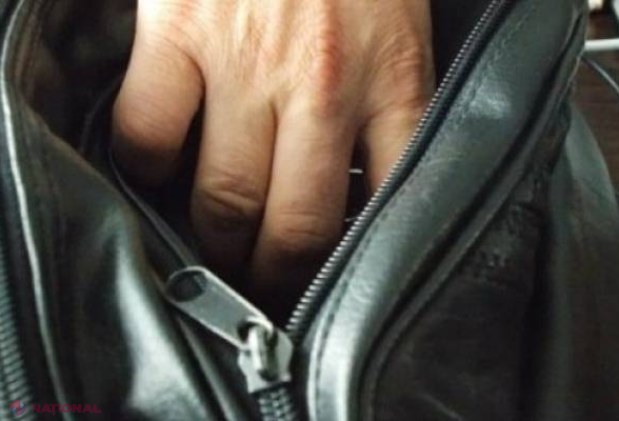 DETALII despre cazul femeii jefuite ieri la ieșirea din bancă: Concubinul ar fi determinat-o să ÎNSCENEZE furtul banilor