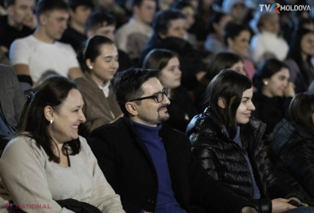 FOTO // Celebrul actor Marius Manole și-a deschis SUFLETUL în fața publicului din Chișinău, în cadrul „Întâlnirile TVR Moldova”: „Acum ori niciodată! Asta îmi spun de fiecare dacă când calc pe scenă”