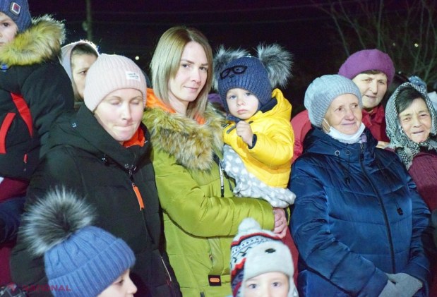 FOTO // Echipa lui Ilan Șor de la Orhei INAUGUREAZĂ pomi de Crăciun în toate cele 74 de localități din raion