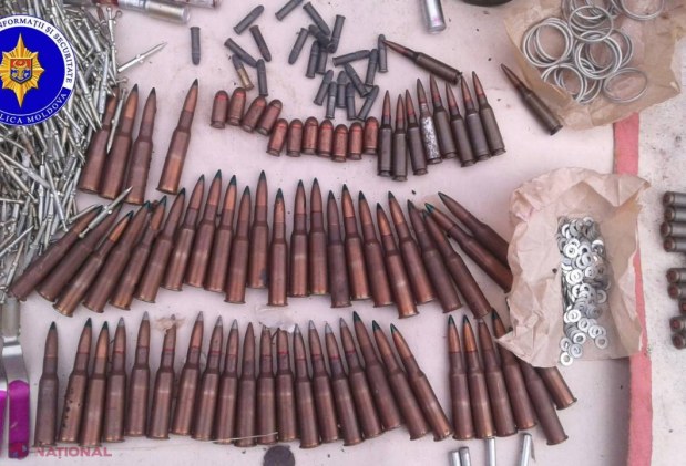 FOTO // Ofițerii SIS au descoperit un lot important de ARME DE FOC și MUNIȚII la un fost polițist