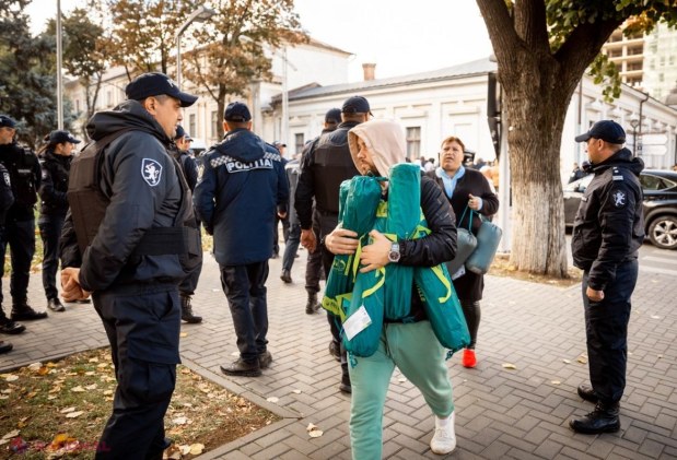 FOTO // Protestul de la Parlament crește în intensitate. „Peste 200 de corturi sunt deja în Orășelul Schimbării”