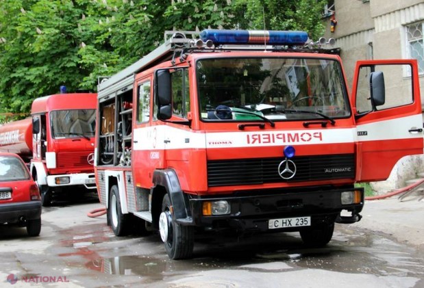 Incendiu pe strada Piața Unirii din Chișinău. O persoană a fost evacuată din locuința cuprinsă cu fum