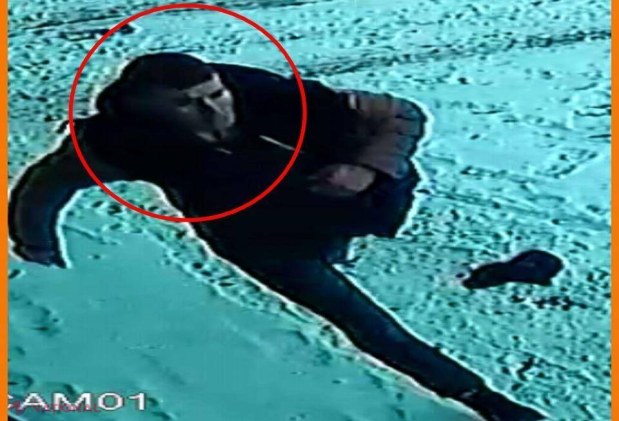 FOTO // Puteți desluși cine este în această imagine? Este căutat de Poliție, după ce atacat o femeie în stradă 