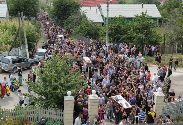REPORTAJ FOTO // Imagini CUTREMURĂTOARE de la înmormântarea tinerilor din Floreni