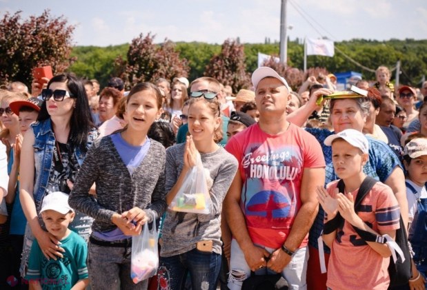 FOTO // Parcul de distracții „OrheiLand” a fost REDESCHIS. Primăria Orhei anunță că la deschidere au participat zeci de mii de părinți și copii