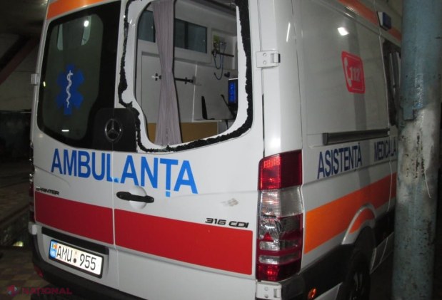 FOTO // Clipe de GROAZĂ pentru un șofer de pe AMBULANȚĂ, în Chișinău: Agresat în timp ce aștepta echipa de medici, iar autosanitara - distrusă cu o rangă metalică