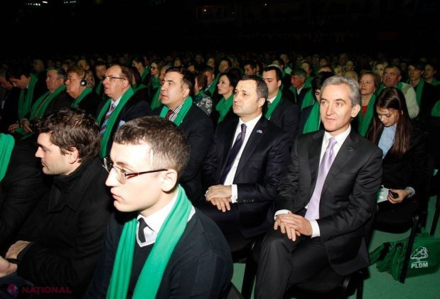 REPORTAJ FOTO // Oficiali PPE şi Mihail Saakaşvili, la Chişinău, cu fulare VERZI