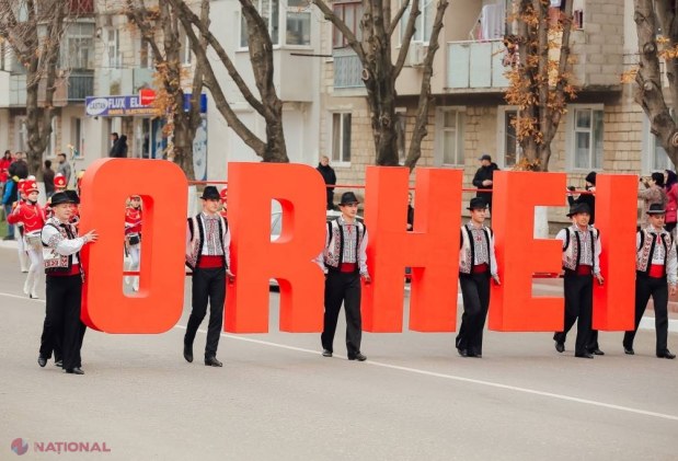 FOTO // Hramul Orheiului, în TOI. Mii de orheieni au defilat la PARADA din centrul orașului. Cei prezenți așteaptă extragerea la TOMBOLA cu 200 de premii valoroase