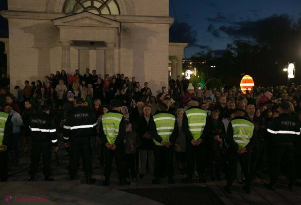 REPORTAJ FOTO // Mitropolitul Vladimir şi conducerea statului au împărţit FOCUL HARIC enoriaşilor