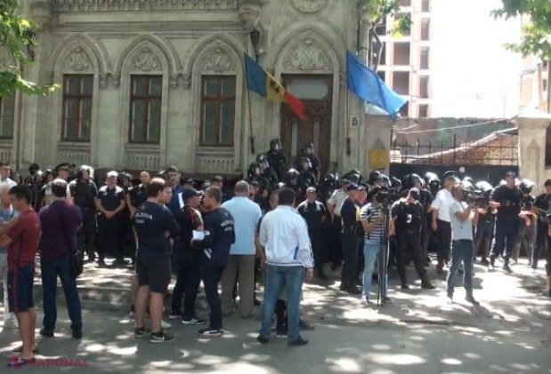POZA ZILEI // Zeci de scutieri PROTEJEAZĂ sediul partidului lui Andrei Năstase