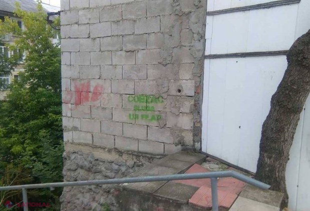 „SURPRIZĂ MARE” pentru un deputat din opoziție: Oraș din R. Moldova, ÎMPÂNZIT cu inscripții denigratoare la adresa sa