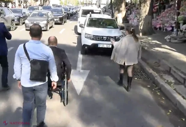 ULTIMA ORĂ, VIDEO // Ion Ceban a lăsat Primăria și a făcut CIRC în Scuarul Catedralei: Înconjurat de o armată de subalterni fugiți de la serviciu, edilul s-a certat cu Poliția și s-a băgat cu scaunul cu rotile în trafic