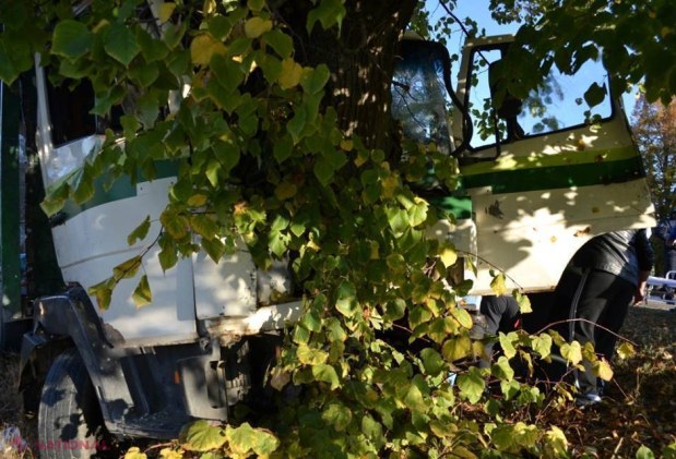 Foto // ACCIDENT la Orhei. Un autocamion a ajuns în șanț