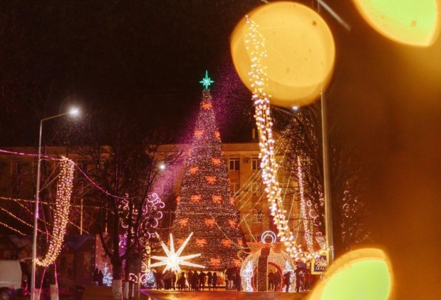 FOTO // Orheiul se laudă cu cel mai MARE pom de Crăciun din R. Moldova. Ilan Șor: „Orheiul a devenit pentru al șaptelea an consecutiv CAPITALA sărbătorilor de iarnă”. În centrul municipiului a fost amenajat și un „orășel european”