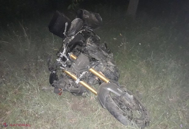 FOTO // Accident MORTAL cu implicarea unei mașini a Poliției la Comrat. Un MOTOCICLIST a fost acroșat de echipajul de poliție, iar altul s-ar fi „ciocnit” de „Dacia” cu girofar