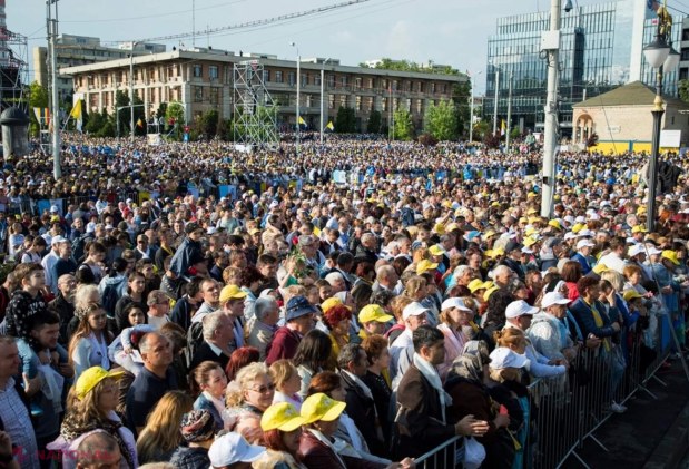FOTO // Papa Francisc i-a cucerit definitiv pe moldoveni: A recitat din Eminescu şi a salutat mulţimea în limba română. Printre pelerini a fost şi premierul Pavel Filip