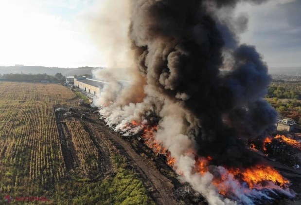 GALERIE FOTO // Incendiu de proporții în Chișinău: Ard deşeuri din plastic de pe teritoriul unui depozit şi numeroşi pompieri luptă cu flăcările 