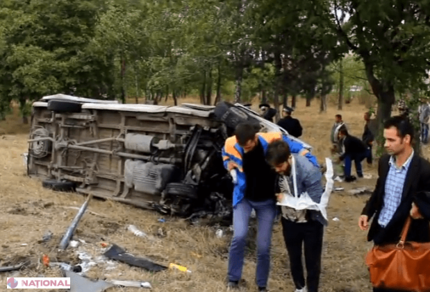 VIDEO // Un microbuz de pe ruta Chișinău-Cahul, implicat într-un ACCIDENT rutier: 15 persoane, internate în SPITAL