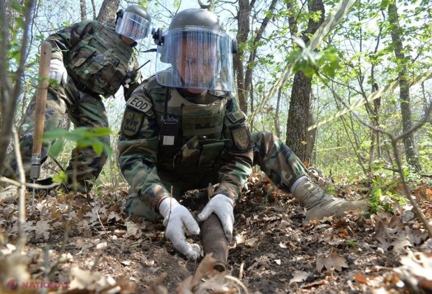 Geniștii Armatei Naționale au găsit încă 34 de BOMBE în satul unde doi copii au explodat un proiectil și au ajuns în stare gravă la spital