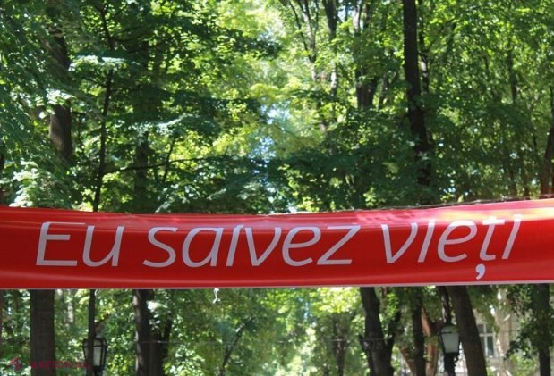 FOTO // Au stat la coadă pentru a face acest gest de LĂUDAT. Au fost răsplătiți cu cireșe