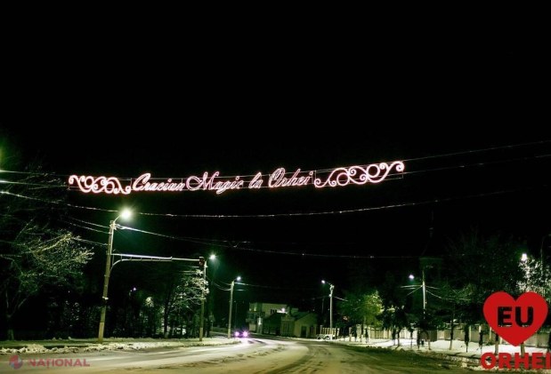 FOTO // Bradul din Orhei are 27 de metri și a „îmbrăcat haine naţionale”. Mii de localnici au venit la inaugurarea Pomului de Crăciun