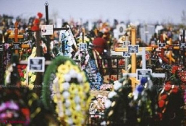 REGULI NOI în CIMITIRE: Jumătate de metru distanță între morminte, 3,8 metri pătrați pentru o groapă, gard de maximum 30 cm înălțime și morminte părăsite, redistribuite altor solicitanți