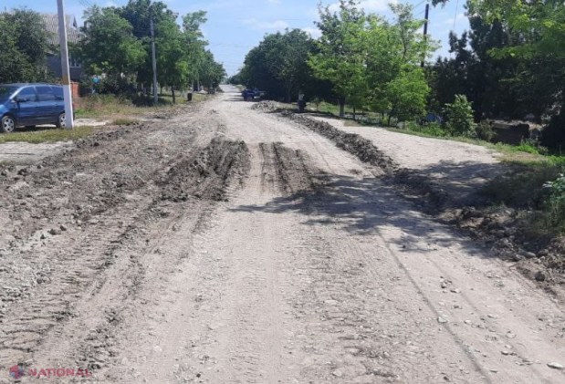 FOTO // Echipa Partidului „ȘOR” continuă reparația drumurilor din Taraclia