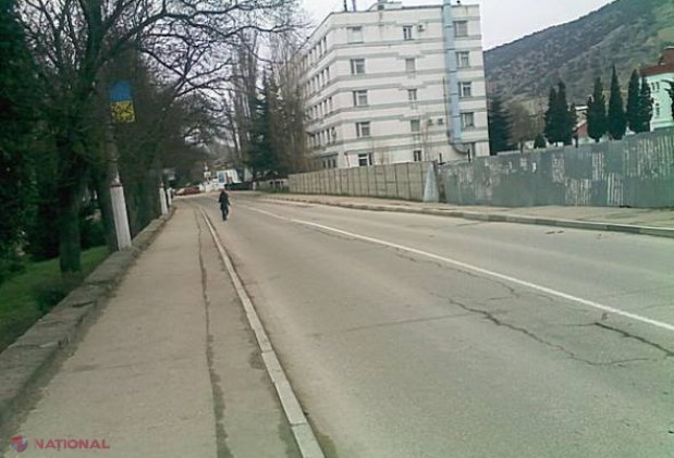 FOTO // Militarii ruşi AU FUGIT din faţa sediului grănicerilor ucraineni din Sevastopol