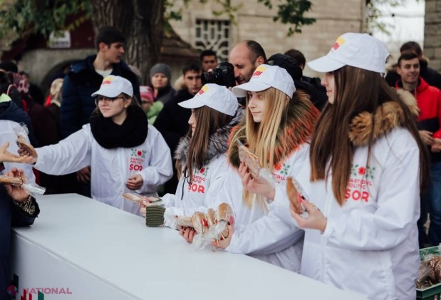 FOTO // Hramul Orheiului, în TOI. Mii de orheieni au defilat la PARADA din centrul orașului. Cei prezenți așteaptă extragerea la TOMBOLA cu 200 de premii valoroase