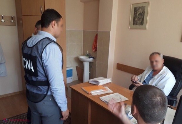 FOTO // Doi medici sunt bănuiți că au pretins bani de la pacienți pentru INTERVENȚII CHIRURGICALE. Procurorii au ridicat 450 000 de lei în urma perchezițiilor