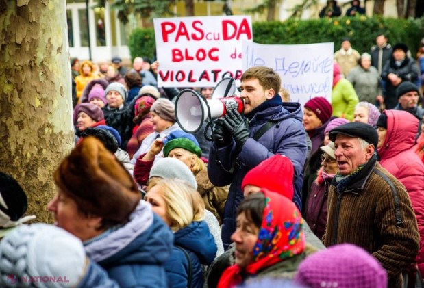 FOTO // Andrei Năstase și Maia Sandu, huiduiți la Orhei. Sute de protestatari i-au acuzat pe cei doi politicieni că ar „sprijini un violator”