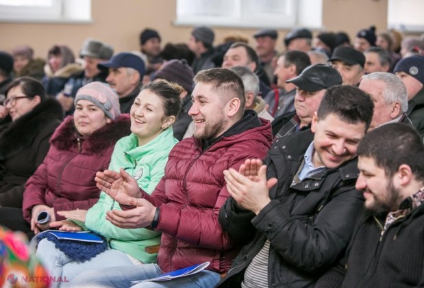 FOTO // Oamenii din Grozești și-au făcut cu greu loc în sală, la întâlnirea cu consăteanul Vlad Plahotniuc: „Oamenii știu că eu le-am rămas mereu aproape”