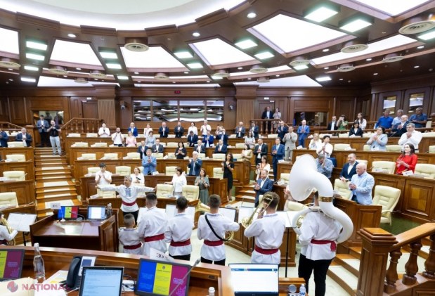 VIDEO // Deputații, petrecuți cu FANFARĂ în vacanță: 11 copii și dirijorul lor din Hăsnășenii Mari, prestație emoționantă în Parlament, la închiderea sesiunii plenare de primăvară
