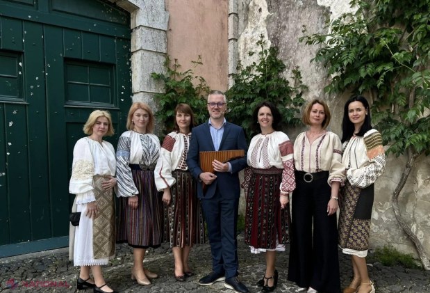 FOTO // Treizeci de cămăși tradiționale românești, cusute de femei din opt state, inclusiv din R. Moldova, expuse la Muzeul Național al Costumului din Lisabona