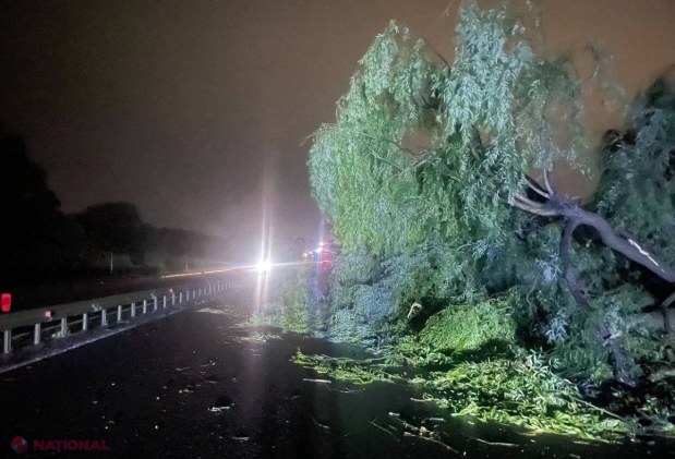 FOTO // Furtuna de seara trecută a provocat mai multe stricăciuni, iar zeci de localități au rămas fără curent electric. Peste 200 de SALVATORI sunt antrenați în lichidarea consecințelor intemperiei