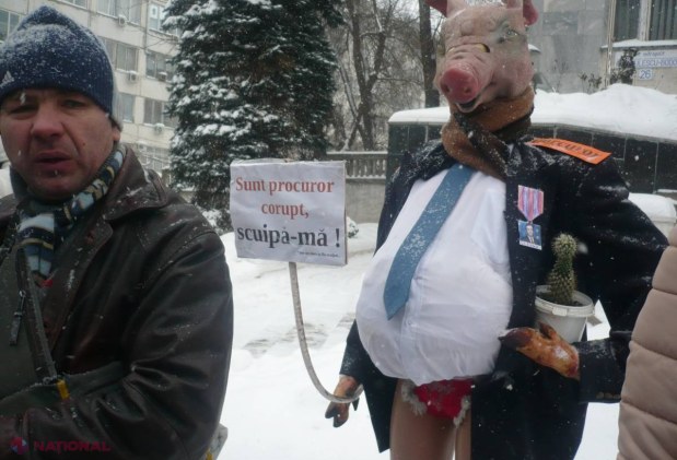 FOTO // Mătăsaru a ajuns la Procuratura Generală. VEZI ce DARURI le-a adus în acest an procurorilor