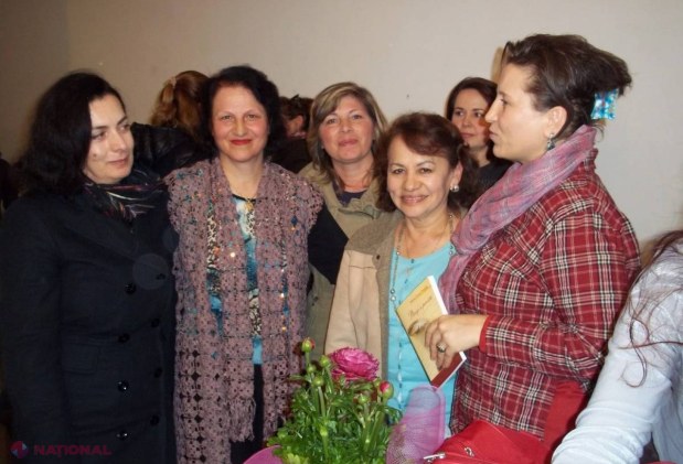 Ca să-și aline dorul de casă, a început să scrie poezii și deja a editat o carte