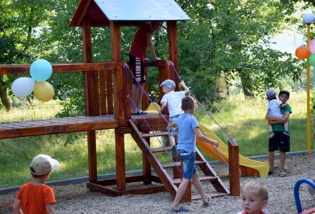 FOTO // În raionul Orhei sunt INAUGURATE săptămânal câteva terenuri de joacă pentru copii