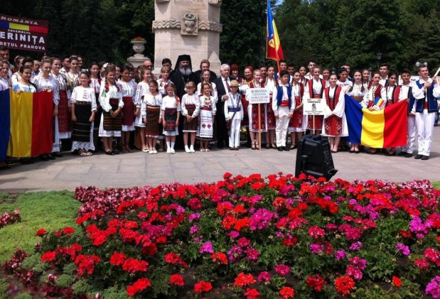 FOTO // De la vlădică până la opinică, în centrul Chișinăului pentru CINSTIREA lui Ștefan cel Mare și Sfânt 