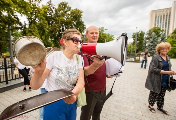 Flashmob cu cratițe în centrul capitalei, organizat de PCRM și Partidul „ȘOR”