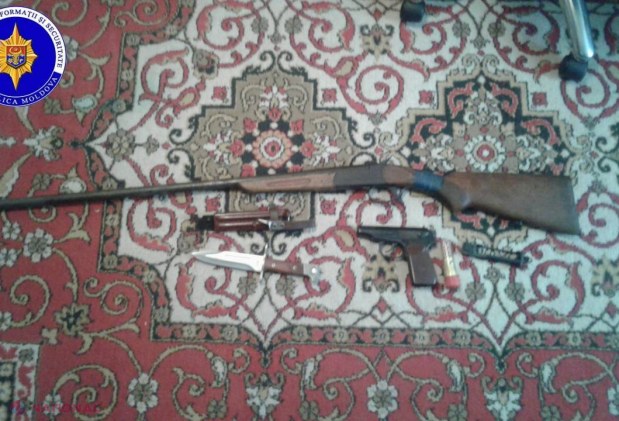 FOTO // Ofițerii SIS au descoperit un lot important de ARME DE FOC și MUNIȚII la un fost polițist