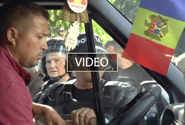 Imagini VIDEO care arată că microbuzul NU intră în protestatarii de la televiziune: Unde-s polițiștii „răniți”?