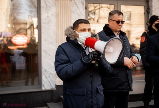 FOTO // Reprezentanții și simpatizanții Partidului „ȘOR” au PROTESTAT în fața ANRE și au cerut DEMISIA conducerii aceste instituții: „VAMPIRII energetici ai Moldovei”