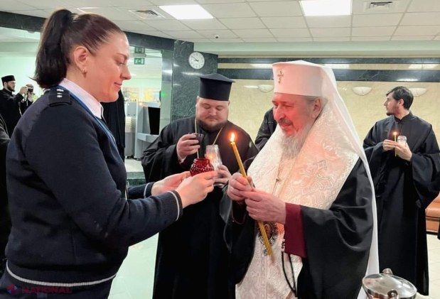 FOTO // Sfânta Lumină de la Ierusalim a ajuns în Sâmbăta Mare la Chișinău, adusă de către o delegație a Mitropoliei Basarabiei 