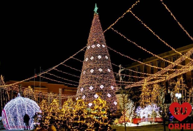 FOTO // Bradul din Orhei are 27 de metri și a „îmbrăcat haine naţionale”. Mii de localnici au venit la inaugurarea Pomului de Crăciun