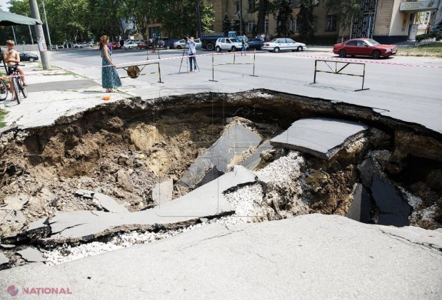 FOTO // Cum arată astăzi locul în care acum aproape două săptămâni s-a format un CRATER pe o stradă din Chișinău