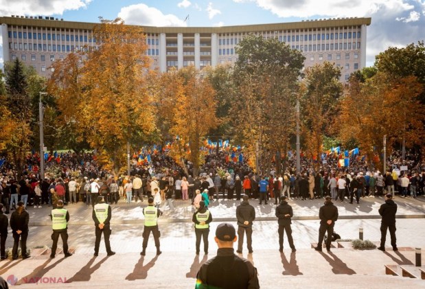 Proteste non-stop în fața Președinției: Organizatorii mitingului din centrul Chișinăului anunță că oamenii vor protesta pașnic până când guvernarea își va da demisia