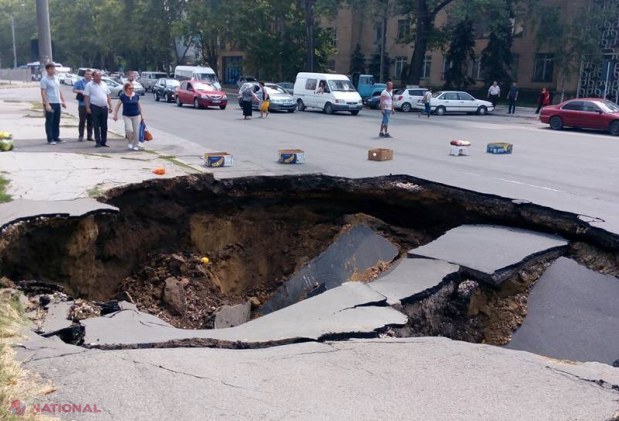 GAURĂ enormă pe o stradă de la Buiucani. A fost afectată o bandă de circulație, dar și trotuarul