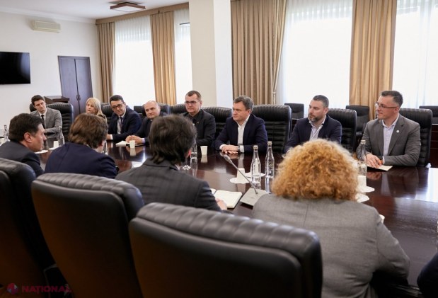 FOTO // „Semn de mare RESPECT pentru mediul românesc de faceri din R. Moldova”. Dorin Recean și-a făcut apariția INOPINAT la o întrevedere dintre membrii AIR și MINIȘTRII Economiei de pe ambele maluri ale Prutului
