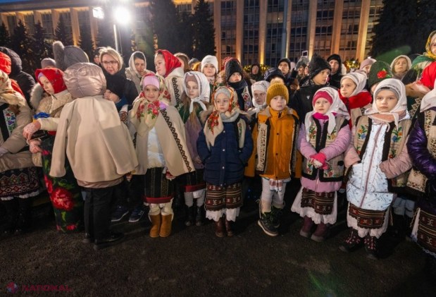 VIDEO // Cadouri dulci de la A.S.I.C.S. pentru copii la bradul de la Târgul de Crăciun din PMAN